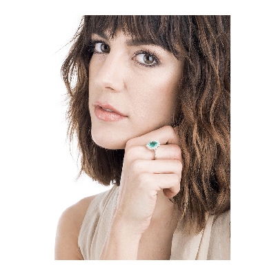 Halo ring with diamonds and emerald oval cut white gold 18k