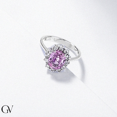 Anello contorno con zaffiro rosa centrale e diamanti in oro bianco 18k 