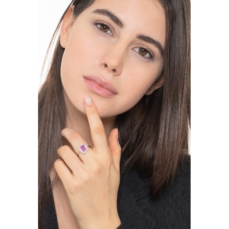 Anello contorno con zaffiro rosa centrale e diamanti in oro bianco 18k 