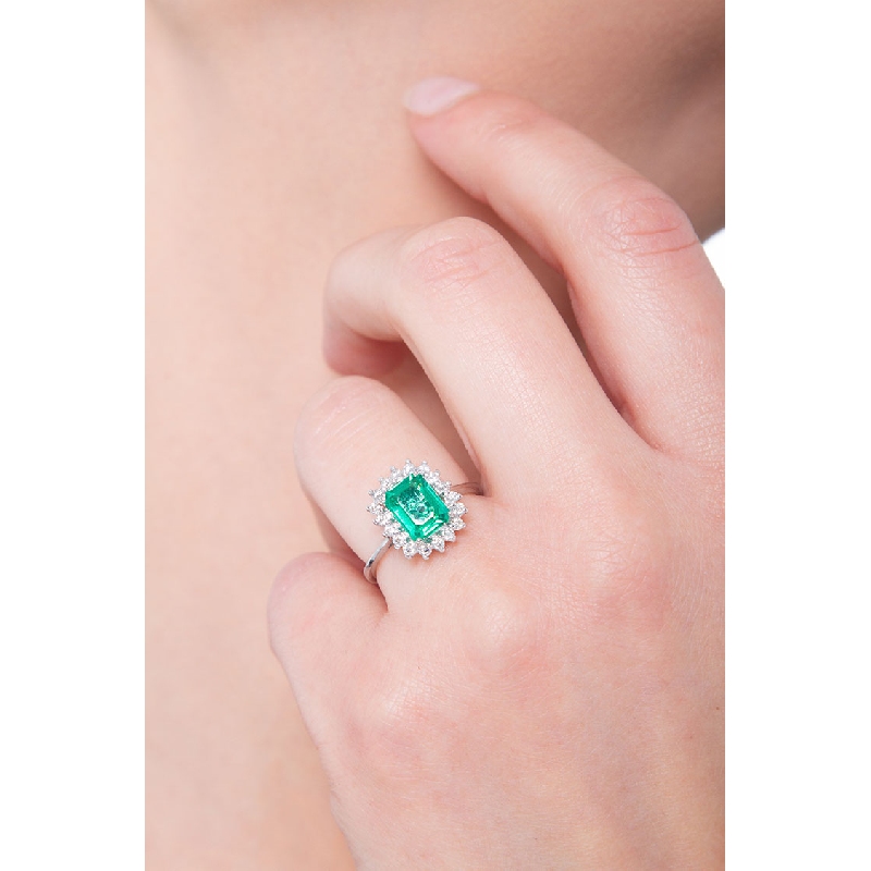 18k white gold halo ring with emerald and diamonds 