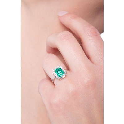 18k white gold halo ring with emerald and diamonds 