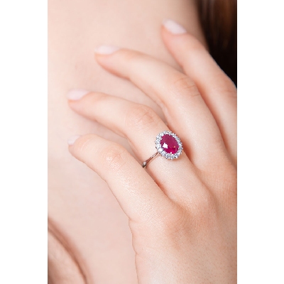 ANELLO CONTORNO CON 16BRILLANTI E RUBINO OVALE 9X7