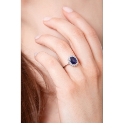 White gold 18k ring with a blue sapphire and diamonds 2
