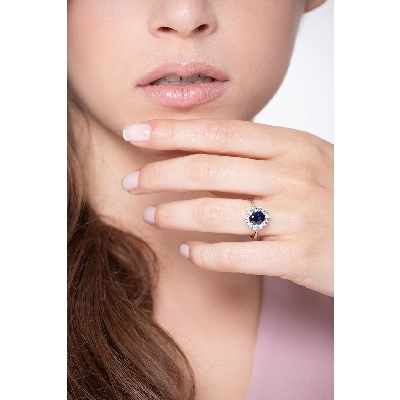 Diamond halo ring white gold 18k with a central blue sapphire and diamonds 