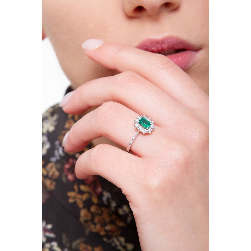 White gold 18k halo ring with a central emerald and diamonds 