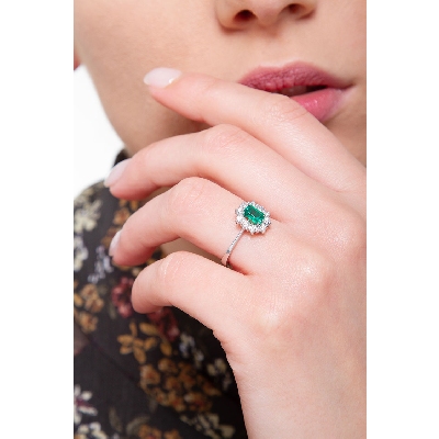 White gold 18k halo ring with a central emerald and diamonds 