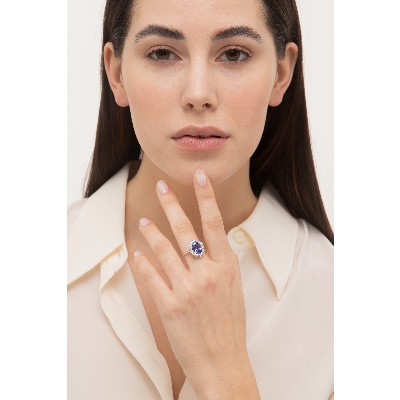 Anello contorno con tanzanite centrale e diamanti in oro bianco 18k 