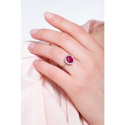Halo ring white gold 18k with a central ruby and diamonds 