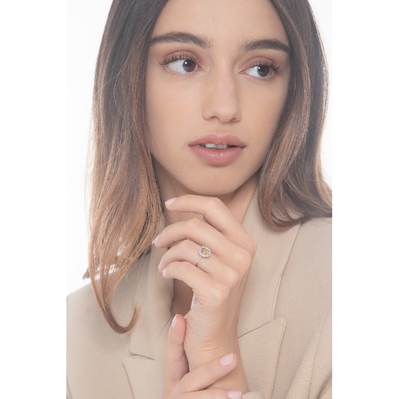 Anello rosetta contorno con Citrino Ovale e Diamanti in oro bianco 18k