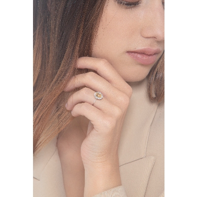 Anello rosetta contorno con Citrino Ovale e Diamanti in oro bianco 18k