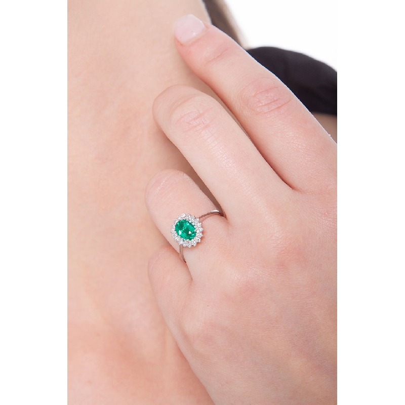 White gold 18k halo ring with diamonds and emerald oval cut 