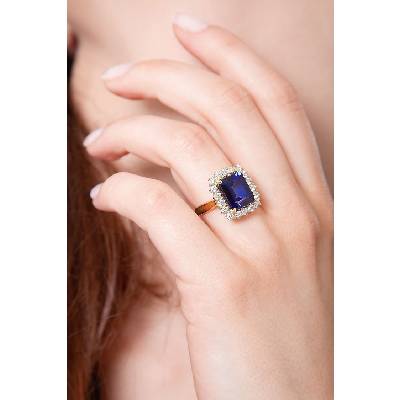 Halo ring with blue sapphire and diamonds in yellow gold 18k
