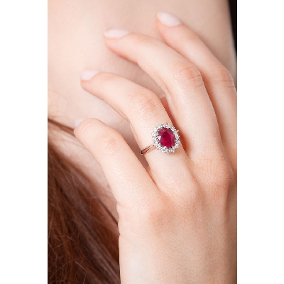 Halo ring with a central ruby and diamonds white gold 18k