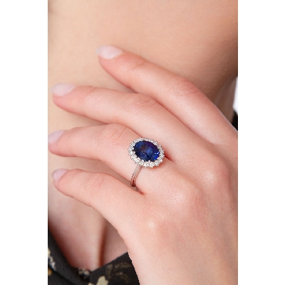 Halo ring white gold 18k with a central blue sapphire and diamonds 