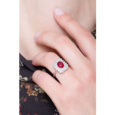 White gold 18k halo ring with diamonds and central ruby 