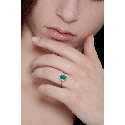 Halo ring with diamonds and central emerald in white gold 18k