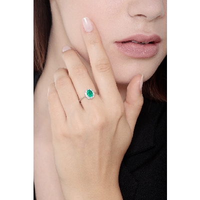 ANELLO CONTORNO CON 10BRILLANTI E SMERALDO OVALE MM6X5