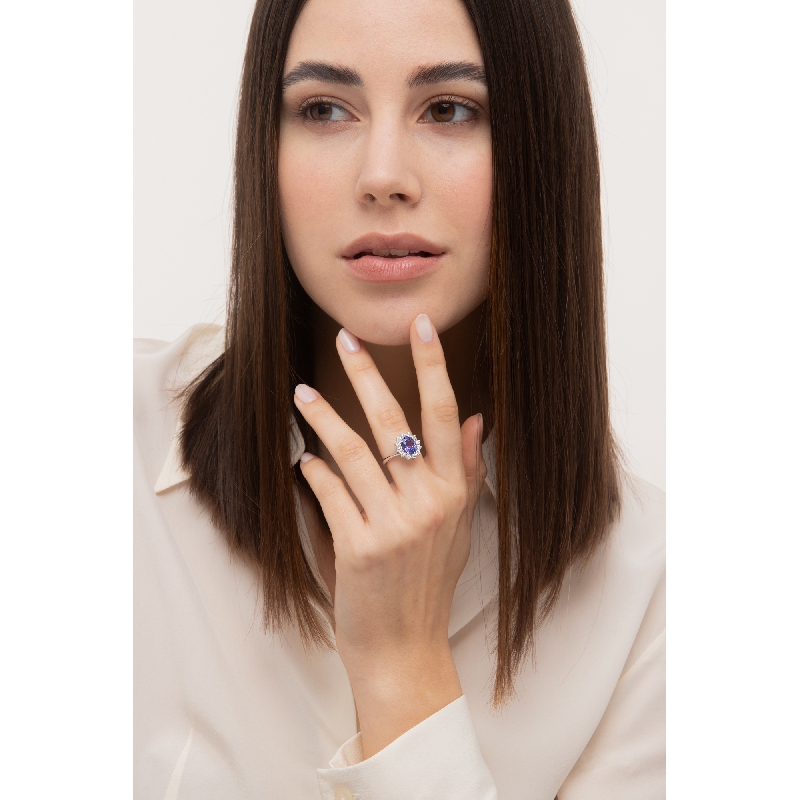 Anello in oro bianco 18k con tanzanite taglio ovale e contorno di diamanti