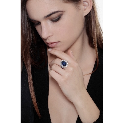 Anello a doppio contorno in oro bianco 18k con diamanti e Zaffiro Blu