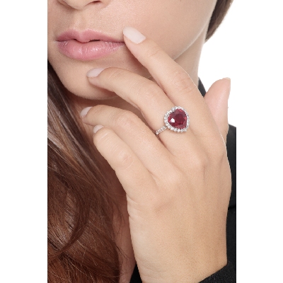 White gold 18k halo ring with a ruby heart cut and diamonds 
