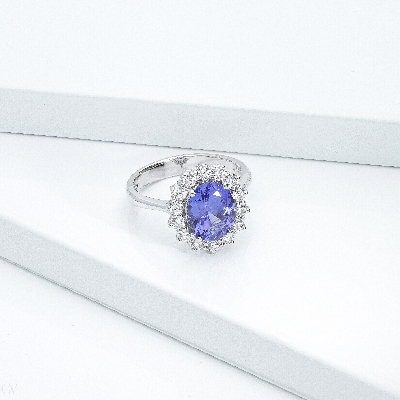 ANELLO CONTORNO CON 14BRILLANTI E TANZANITE OVALE MM9X7