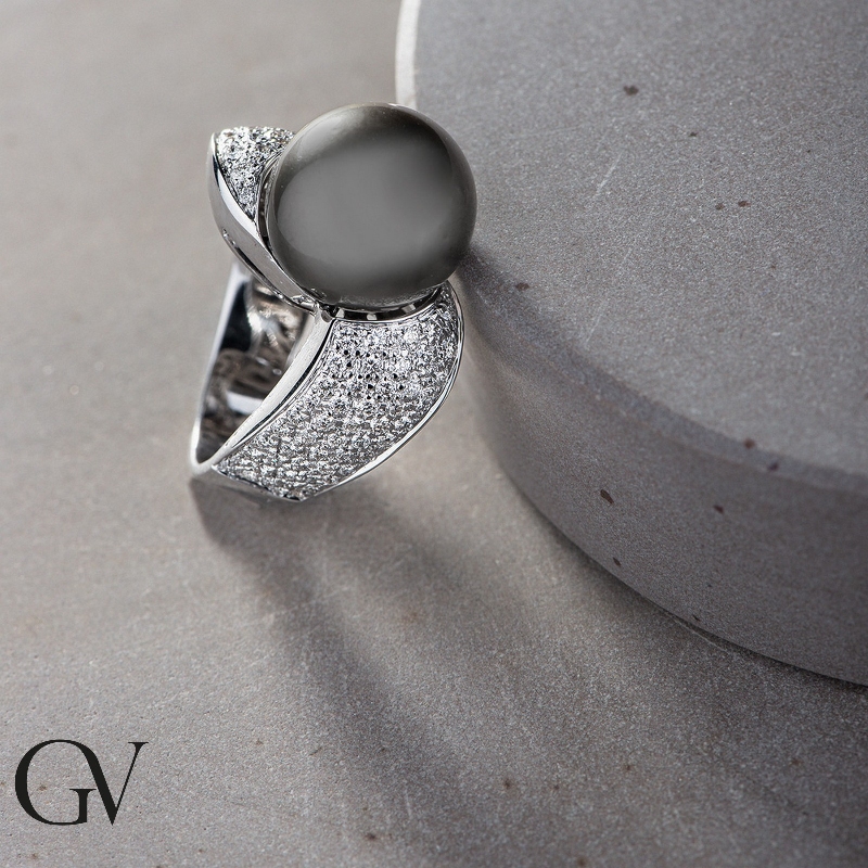 White gold 18k ring with a tahiti pearl and diamonds shoulder set 