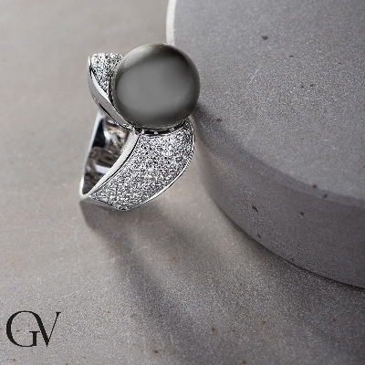 White gold 18k ring with a tahiti pearl and diamonds shoulder set 