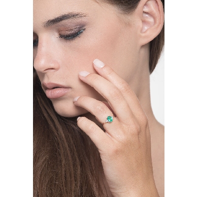 White gold 18k ring with emerald and three diamonds on each side 