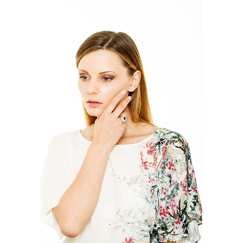 White gold 18k squared ring with blue sapphire and diamonds 