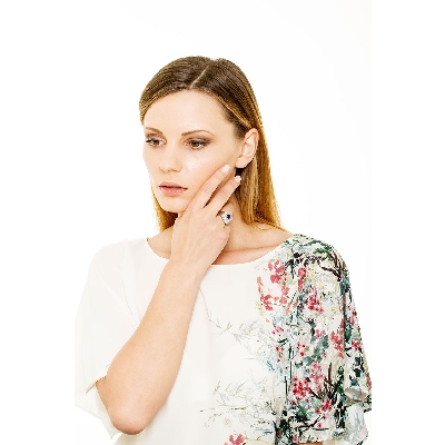 White gold 18k squared ring with blue sapphire and diamonds 