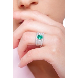 Band ring with a central emerald and diamonds in white gold 18k 2