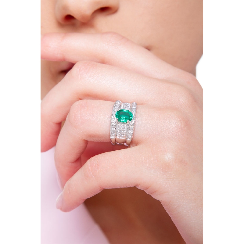 Band ring with a central emerald and diamonds in white gold 18k