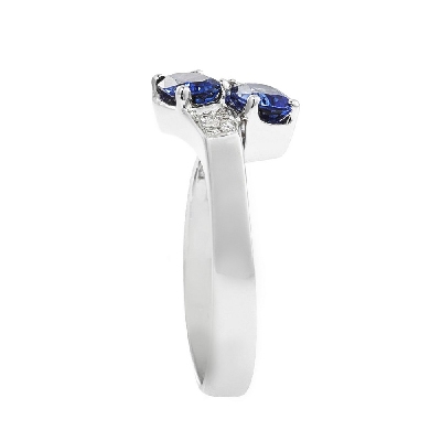 White gold 18k curved shank ring with diamonds and blue sapphires oval cut 