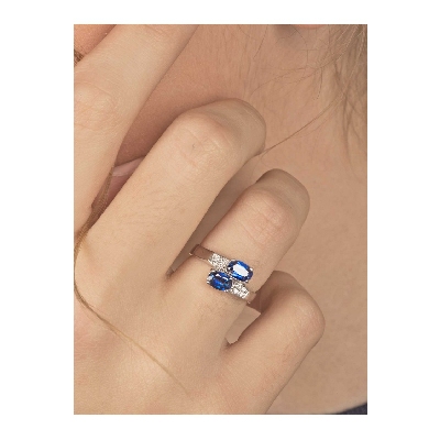 White gold 18k curved shank ring with diamonds and blue sapphires oval cut 
