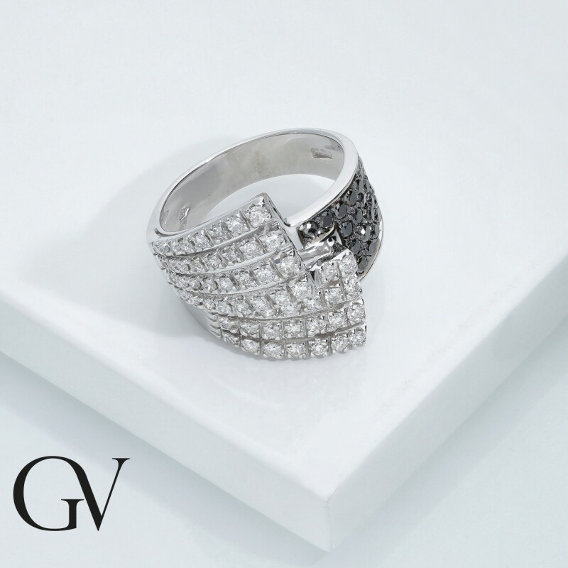 White gold 18k irregular band ring with black and white diamonds