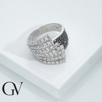 White gold 18k irregular band ring with black and white diamonds