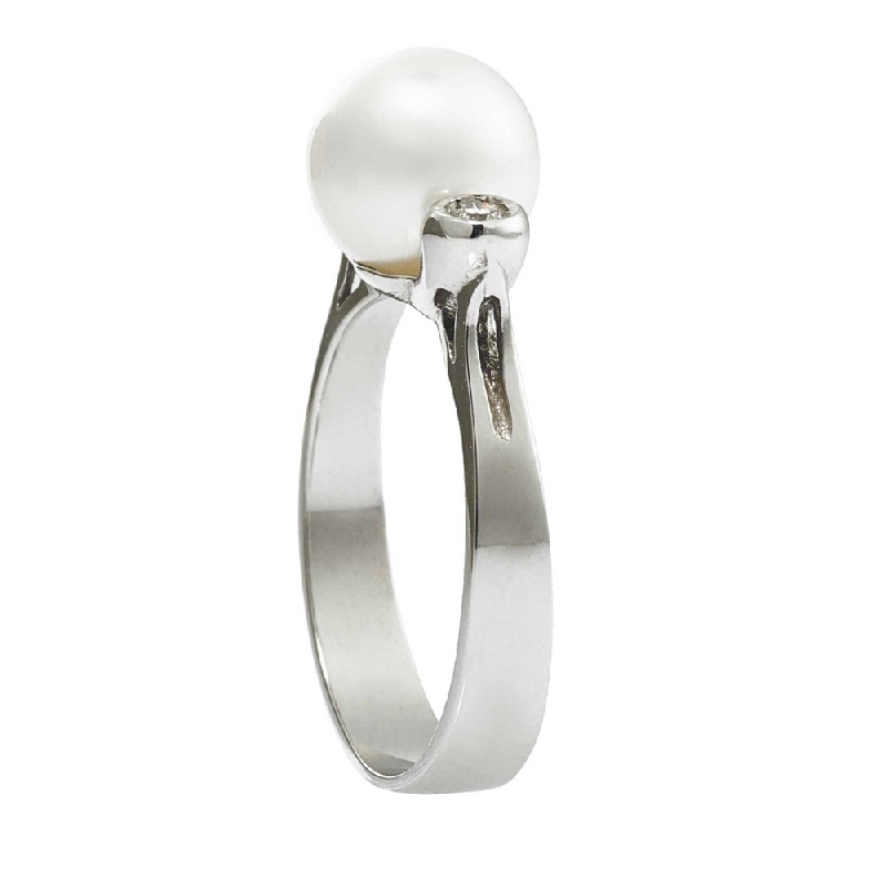 White gold 18k ring with natural cultivated pearl and a bezel diamond each side