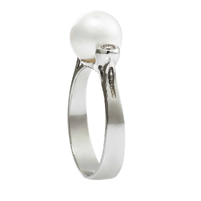 White gold 18k ring with natural cultivated pearl and a bezel diamond each side