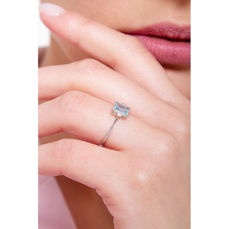Anello con acquamarina centrale e due diamanti in oro 18k
