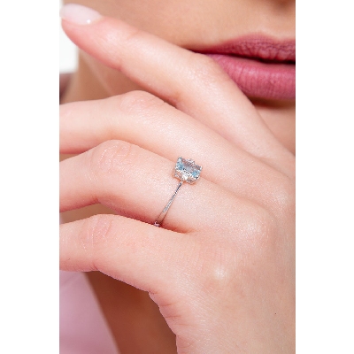 Anello in oro bianco 18k con Acquamarina taglio Smeraldo e Diamanti laterali