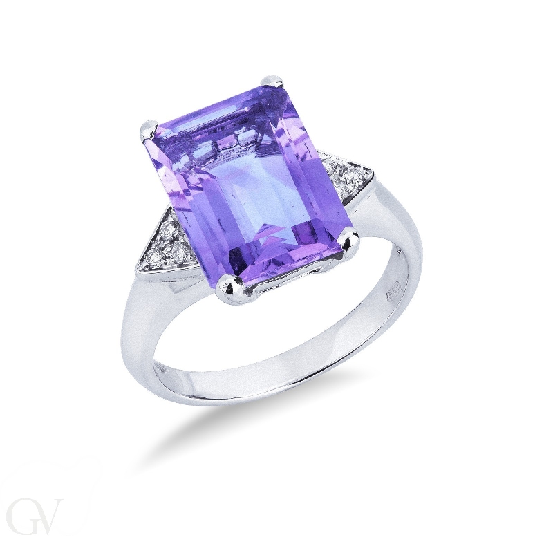 18k white gold ring with diamonds and a central amethyst