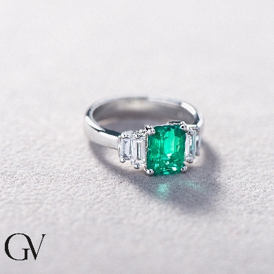 White gold 18k ring with emerald and diamonds baguette cut