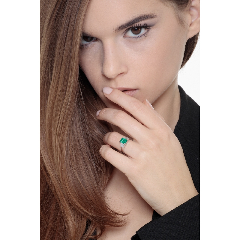 White gold 18k ring with emerald and diamonds baguette cut