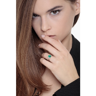White gold 18k ring with emerald and diamonds baguette cut
