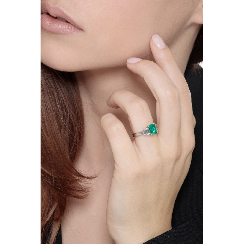 White gold 18k ring with emerald and diamonds baguette cut