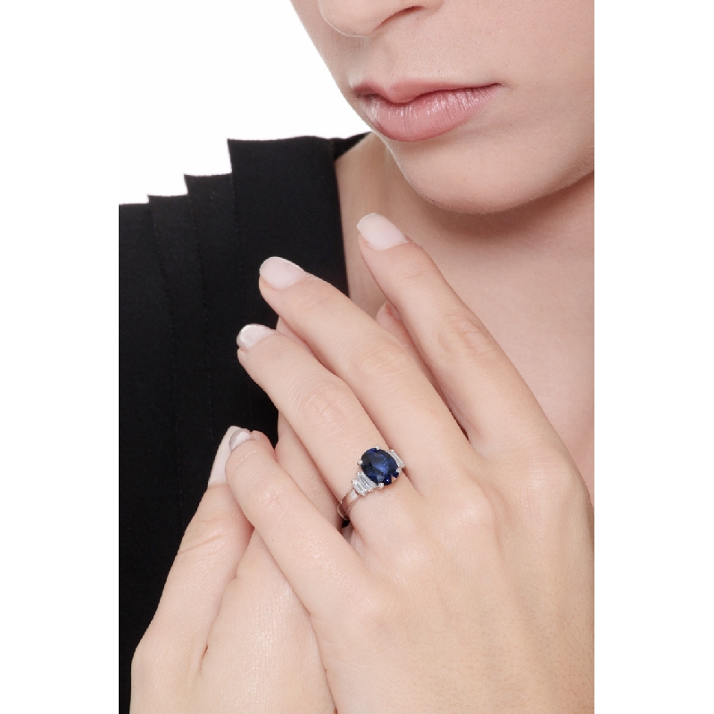 White gold 18k ring with blue sapphire and diamonds baguette cut  