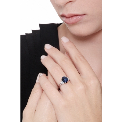 White gold 18k ring with blue sapphire and diamonds baguette cut  