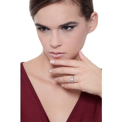 White gold 18k ring with diamonds and pearl of about 7 mm