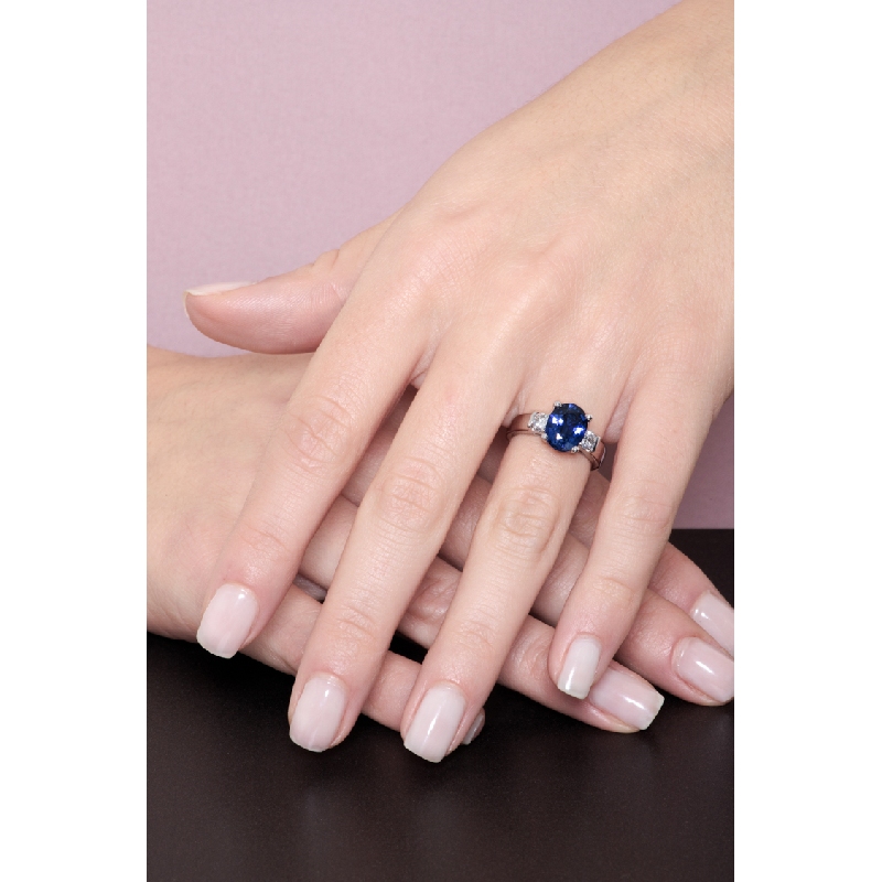 18k white gold ring with a central blue sapphire and lateral diamonds 