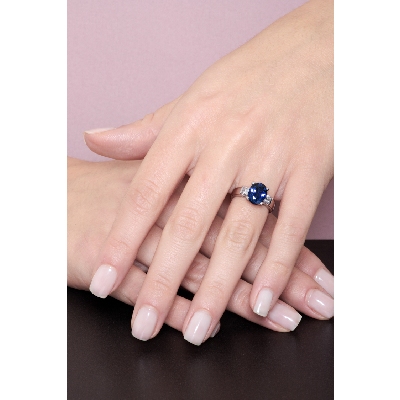 18k white gold ring with a central blue sapphire and lateral diamonds 